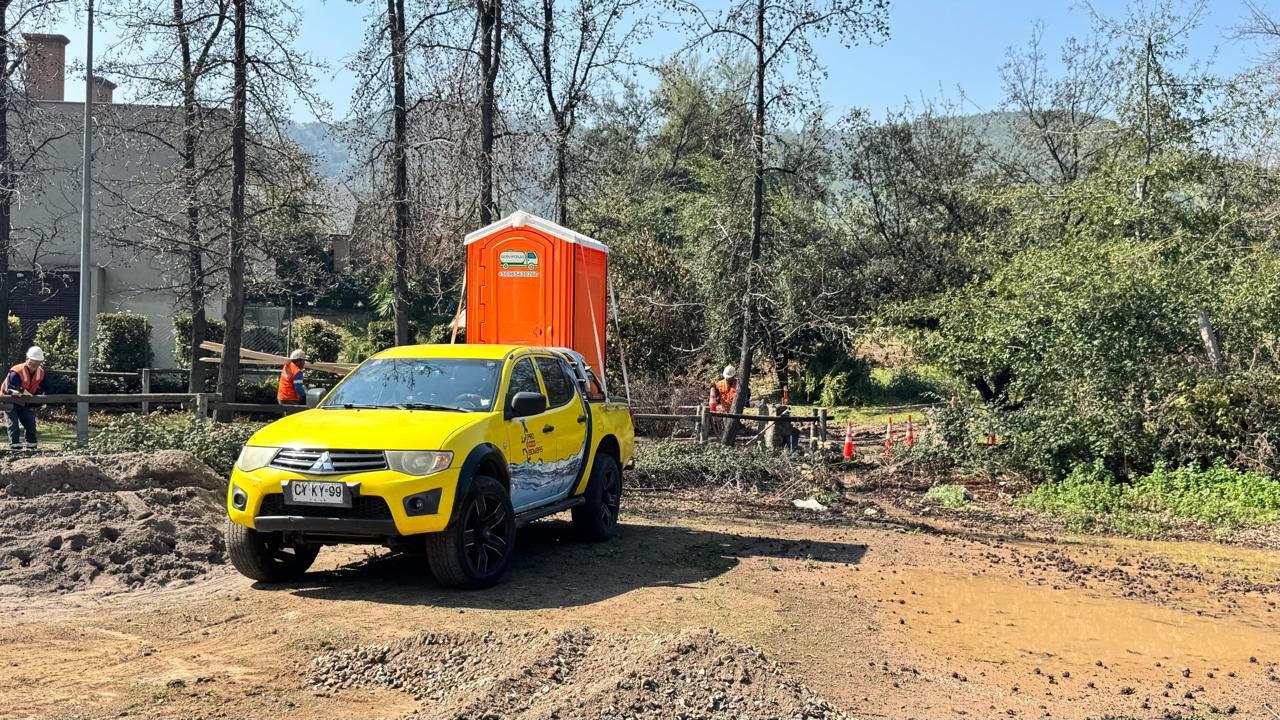Entrega de baños químicos en terreno