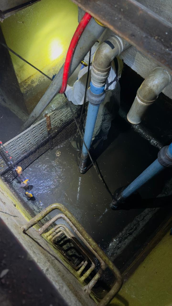 Trabajo en terreno dentro de una planta elevadora de aguas servidas